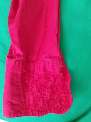 Camisa roja bordada