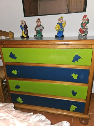 Armariojuvenil madera y colores, mesita y cómoda.