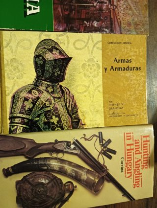 Tres libros sobre armas antiguas