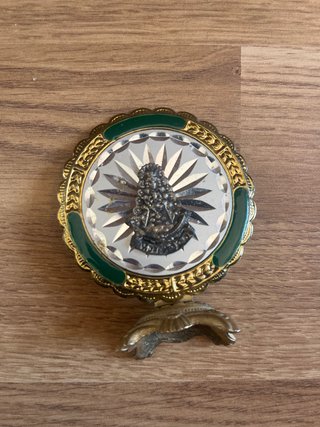 Adorno de metal dorado y cristal tallado