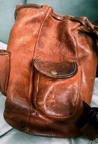 Mochila de cuero marrón