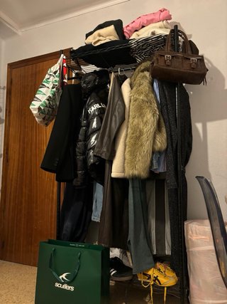 Estantería metálica negra con ruedas
