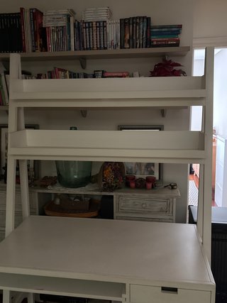 Escritorio blanco con baldas