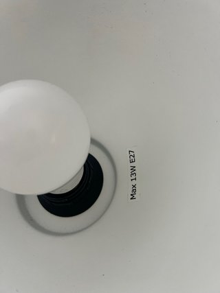 Lámpara de pie negra y blanca