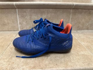 Botas multitaco fútbol azul y naranja