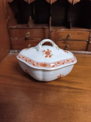 Caja de porcelana firmada