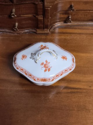 Caja de porcelana firmada