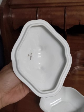Caja de porcelana firmada