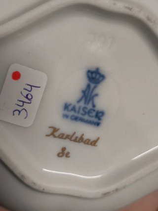 Caja de porcelana firmada