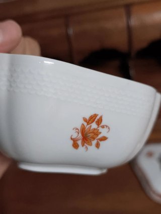 Caja de porcelana firmada