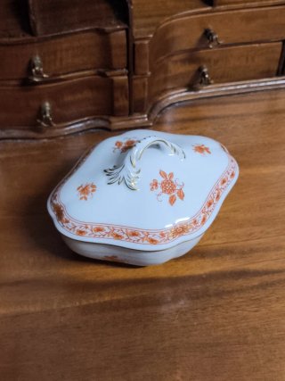 Caja de porcelana firmada