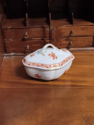 Caja de porcelana firmada