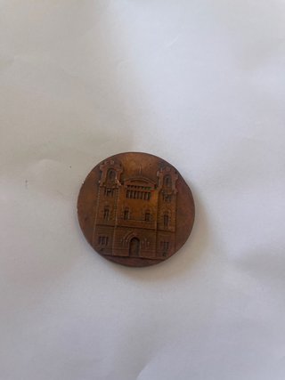 Moneda antigua edificio histórico