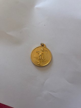 Medalla de oro con figura de pescador