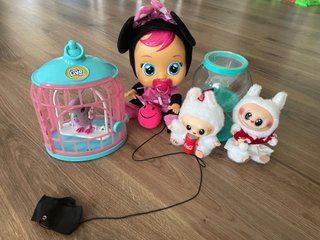 Lote de juguetes: muñeca, mascotas y jaula