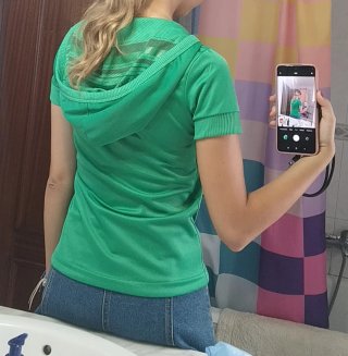 Chaqueta verde con capucha