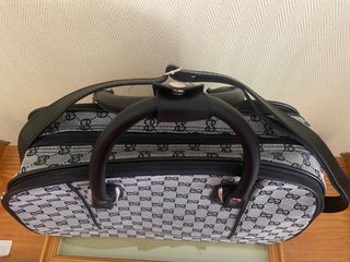 Bolso de viaje gris estampado. A estrenar