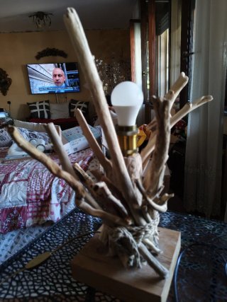 Lampada da tavolo in legno