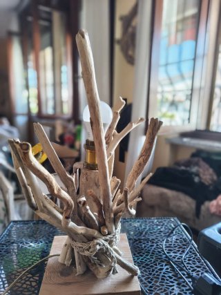 Lampada da tavolo in legno