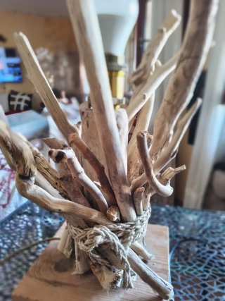 Lampada da tavolo in legno