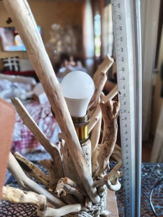 Lampada da tavolo in legno
