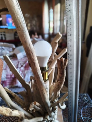 Lampada da tavolo in legno