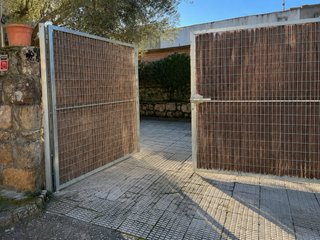 Portón doble de acero