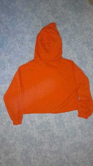 Sudadera naranja con cremallera y capucha
