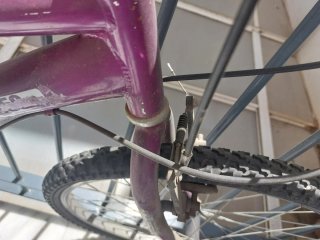 Bicicleta mediana morada y blanca