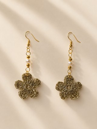 Pendientes dorados con flor y perlas