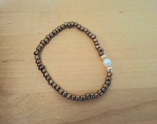 Pulsera de cuentas color marrón bronce y perla de