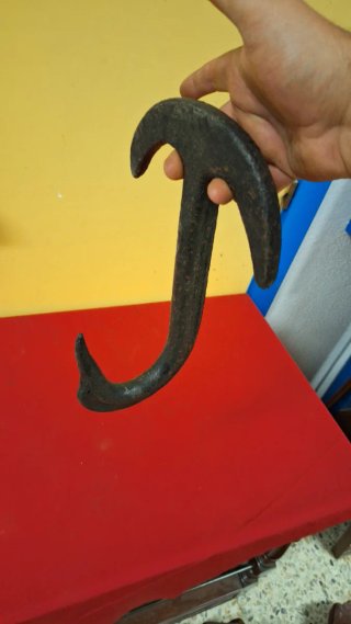 Gancho antiguo de hierro forjado