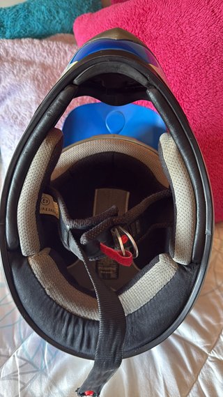 Casco de moto con diseño deportivo