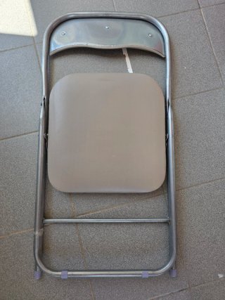 Silla plegable beige y plateada