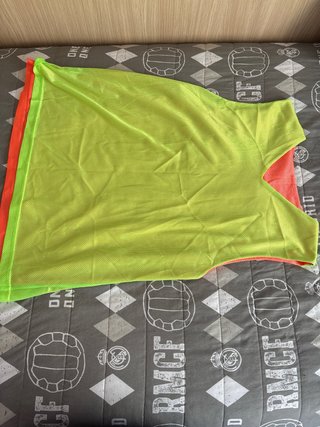 Peto distintivo reversible naranja y verde.