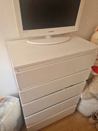 Cómoda blanca de madera