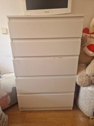 Cómoda blanca de madera