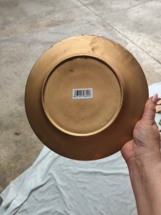 Plato decorativo dorado con ángeles