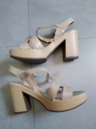 Zapatos de tacón beige