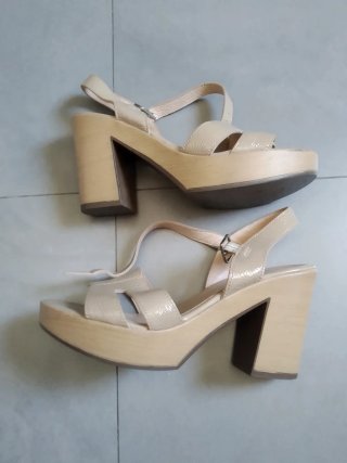Zapatos de tacón beige