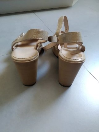 Zapatos de tacón beige