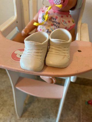 Muñeca bebé con trona y accesorios