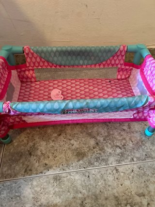 Muñeca bebé con trona y accesorios