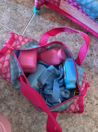 Muñeca bebé con trona y accesorios