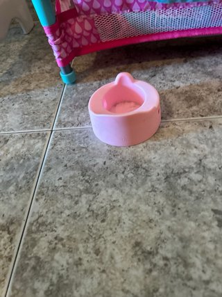 Muñeca bebé con trona y accesorios