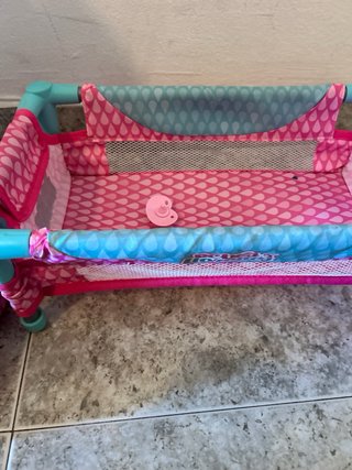 Muñeca bebé con trona y accesorios