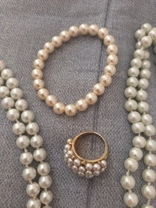 Collares y pulsera de perlas