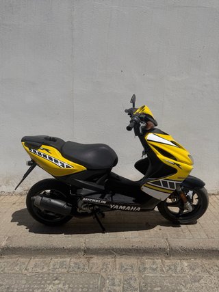 Yamaha Aerox Scooter Amarillo