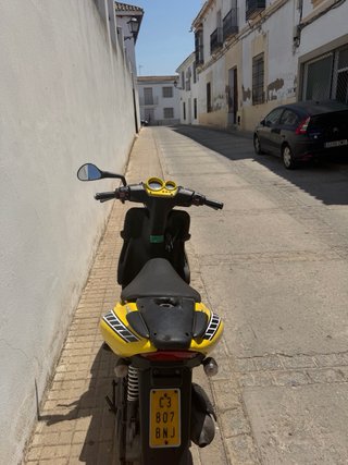 Yamaha Aerox Scooter Amarillo