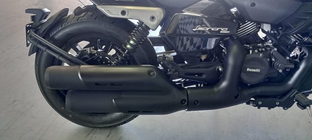 Benelli Leoncino Bobber 400 Negra